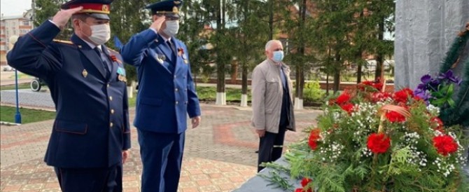 Прокурор Медведевского района возложил цветы к обелиску воинской славы