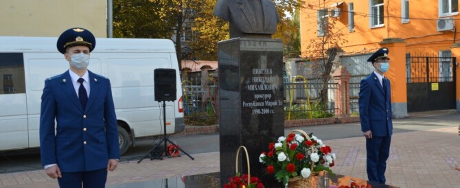 На улице Кремлевской установили бюст Николаю Михайловичу Пиксаеву.
