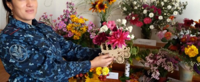Женсовет исправительной колонии № 6 организовал среди сотрудников учреждения фестиваль любителей флористики, венчающий бархатный сезон.