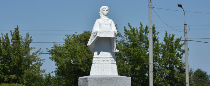 Глава Марий Эл осмотрел скульптуру «Женщина с хлебом — солью»
