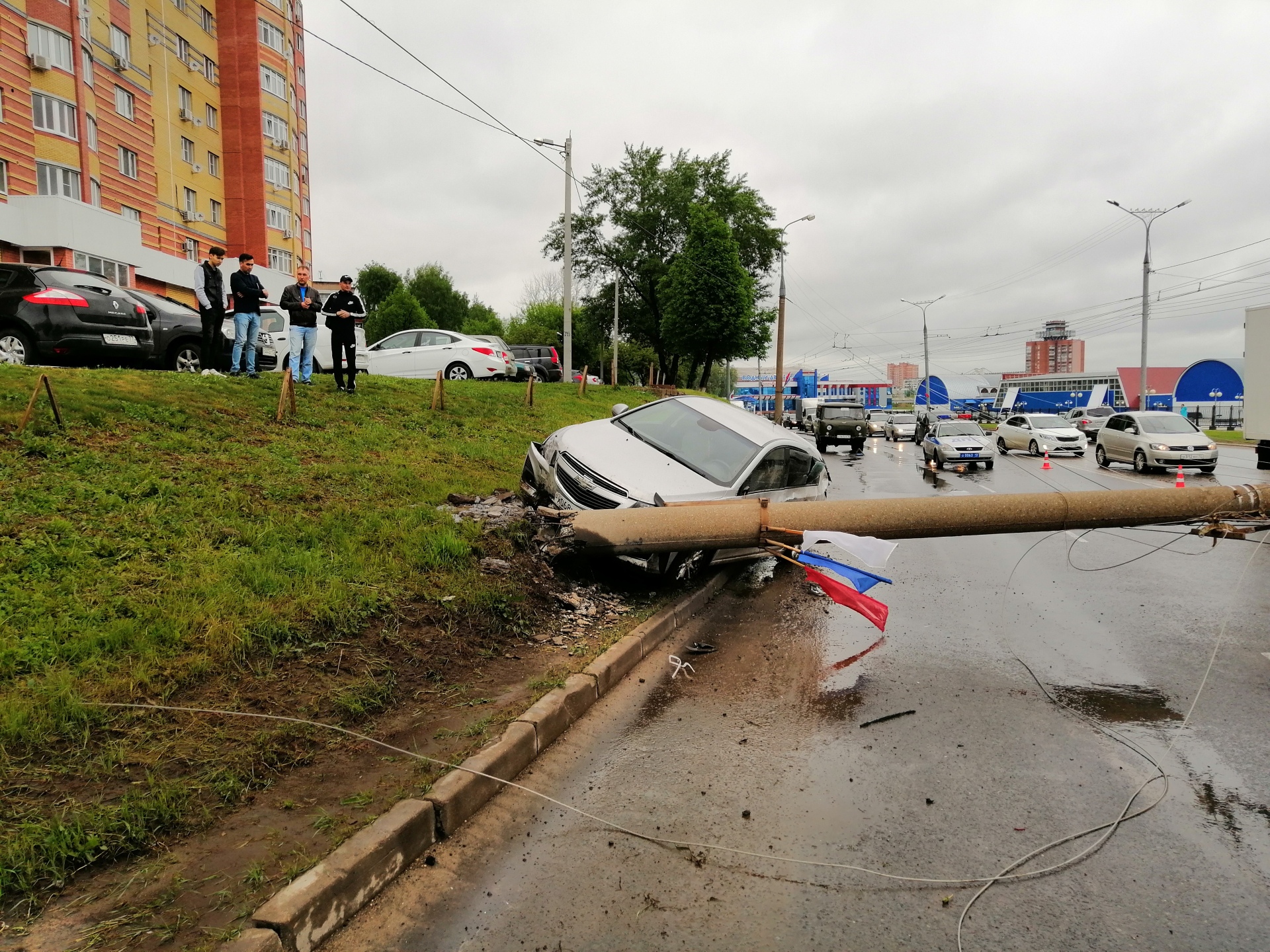 Упавшая опора едва не стоила жизни водителю и пассажирам Шевроле