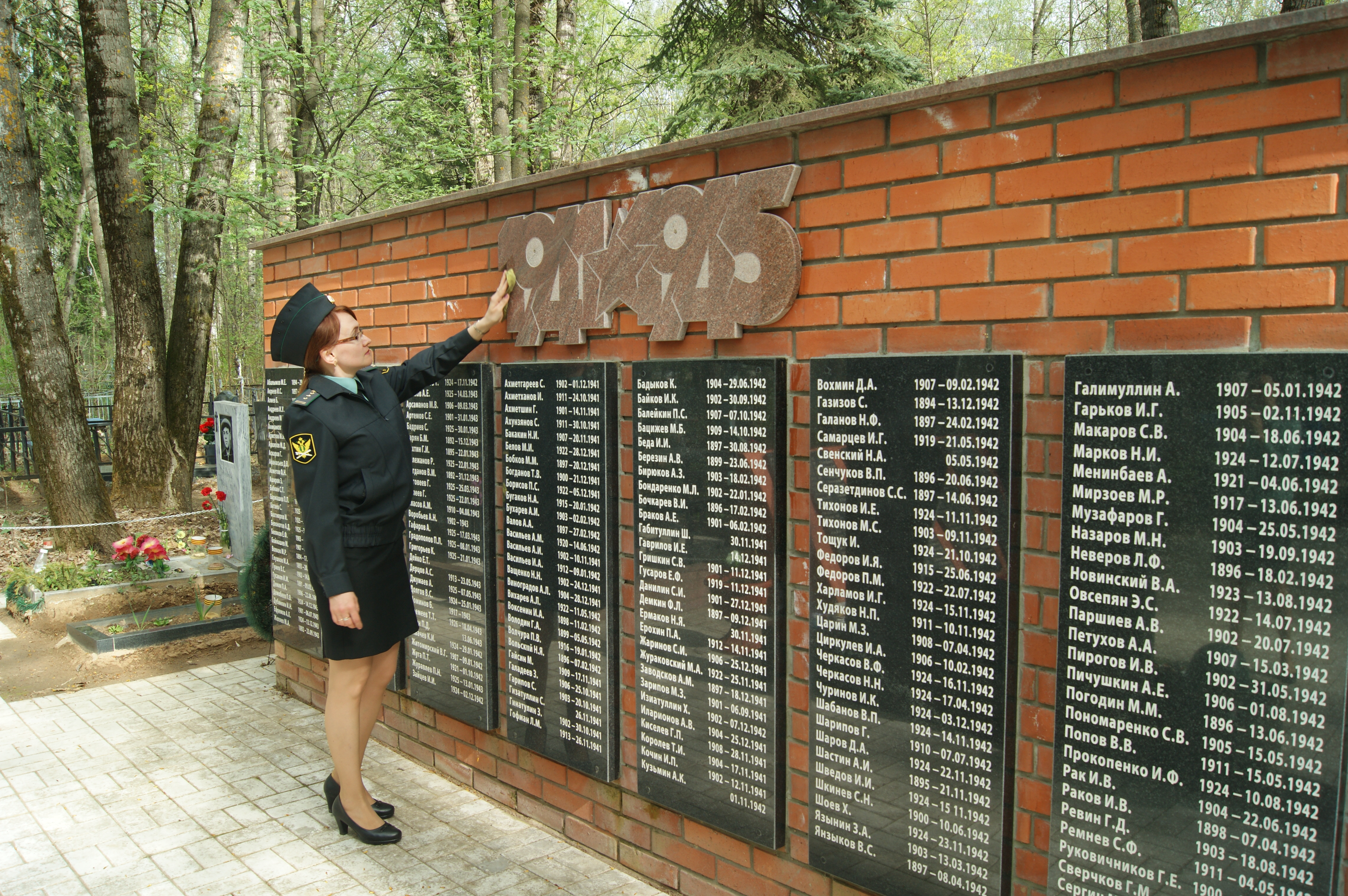 Сотрудники службы судебных приставов посетили Марковское кладбище