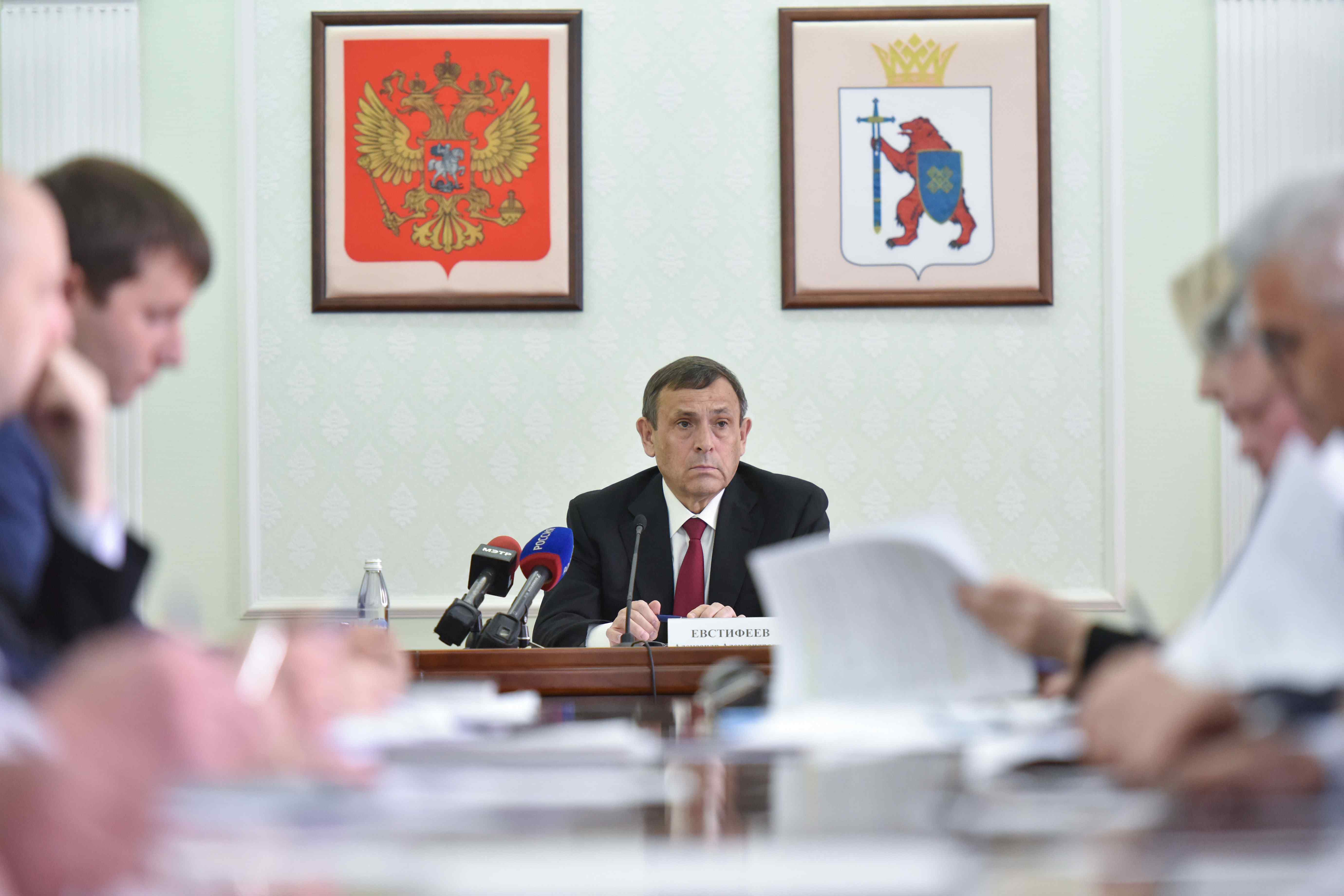 Александр Евстифеев провел совещание по развитию строительного комплекса республики