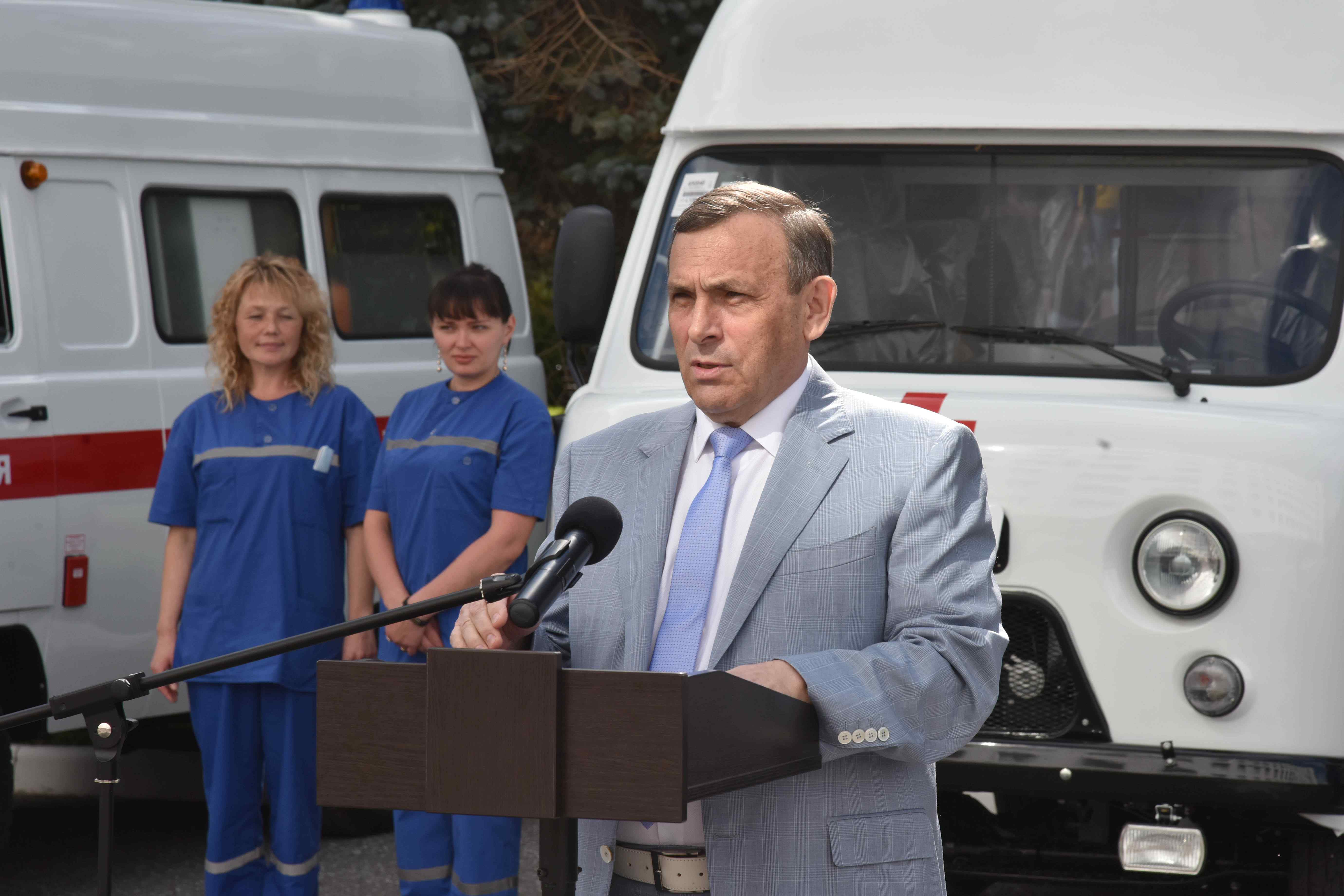 Александр Евстифеев вручил медикам республики ключи от новых автомобилей скорой помощи.