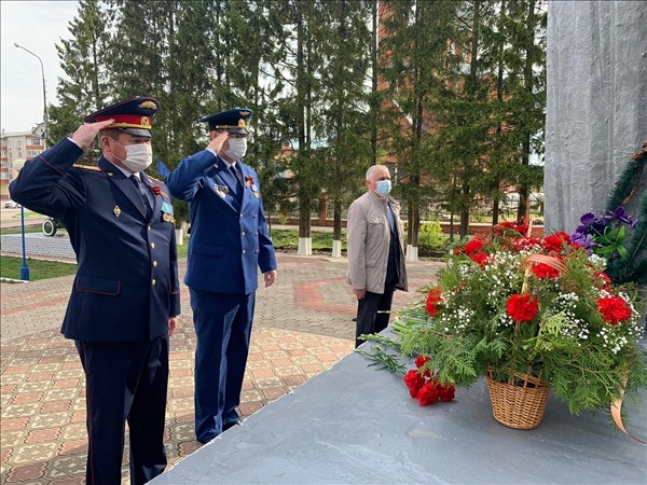 Прокурор Медведевского района возложил цветы к обелиску воинской славы