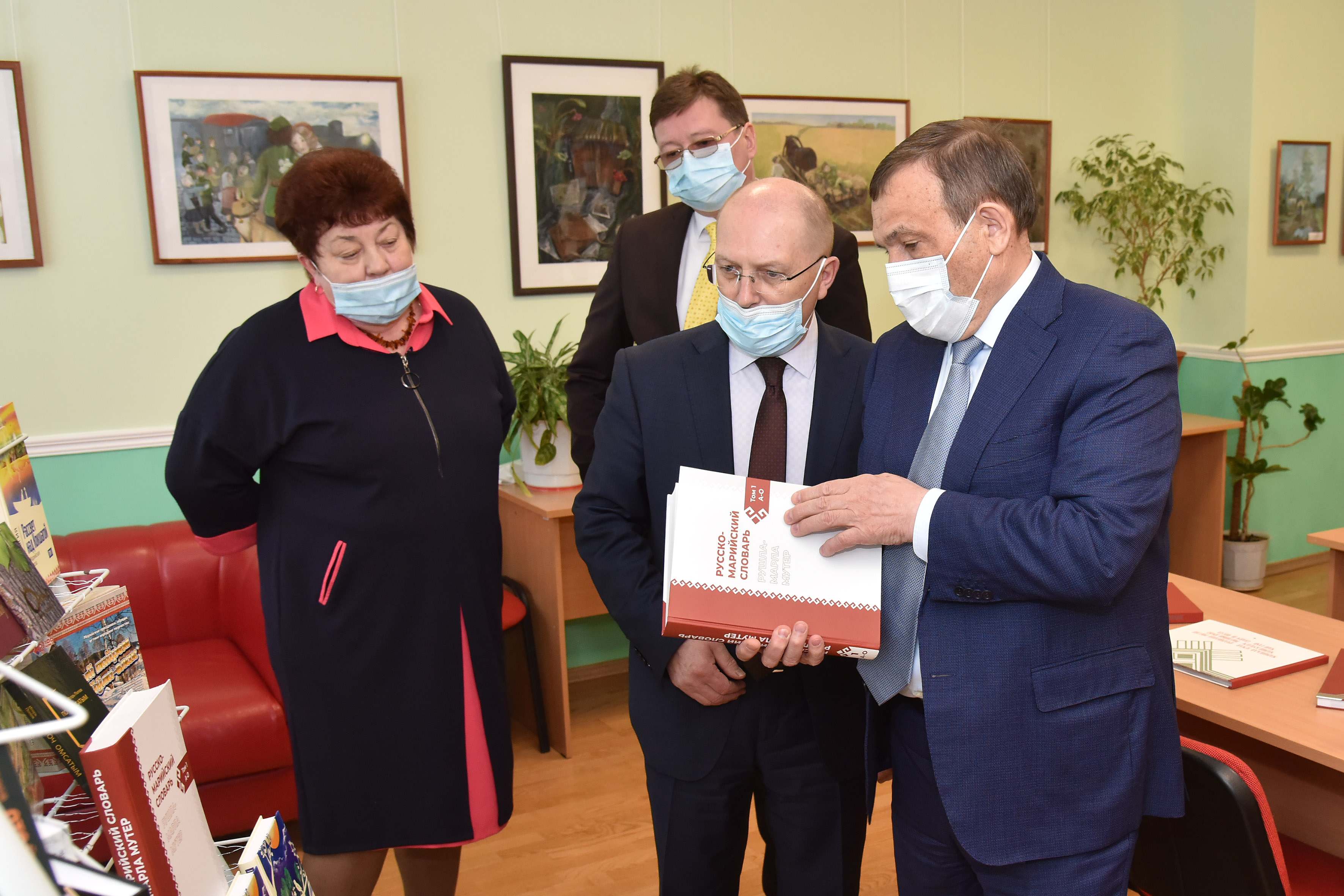 Александр Евстифеев поздравил библиотекарей с профессиональным праздником.