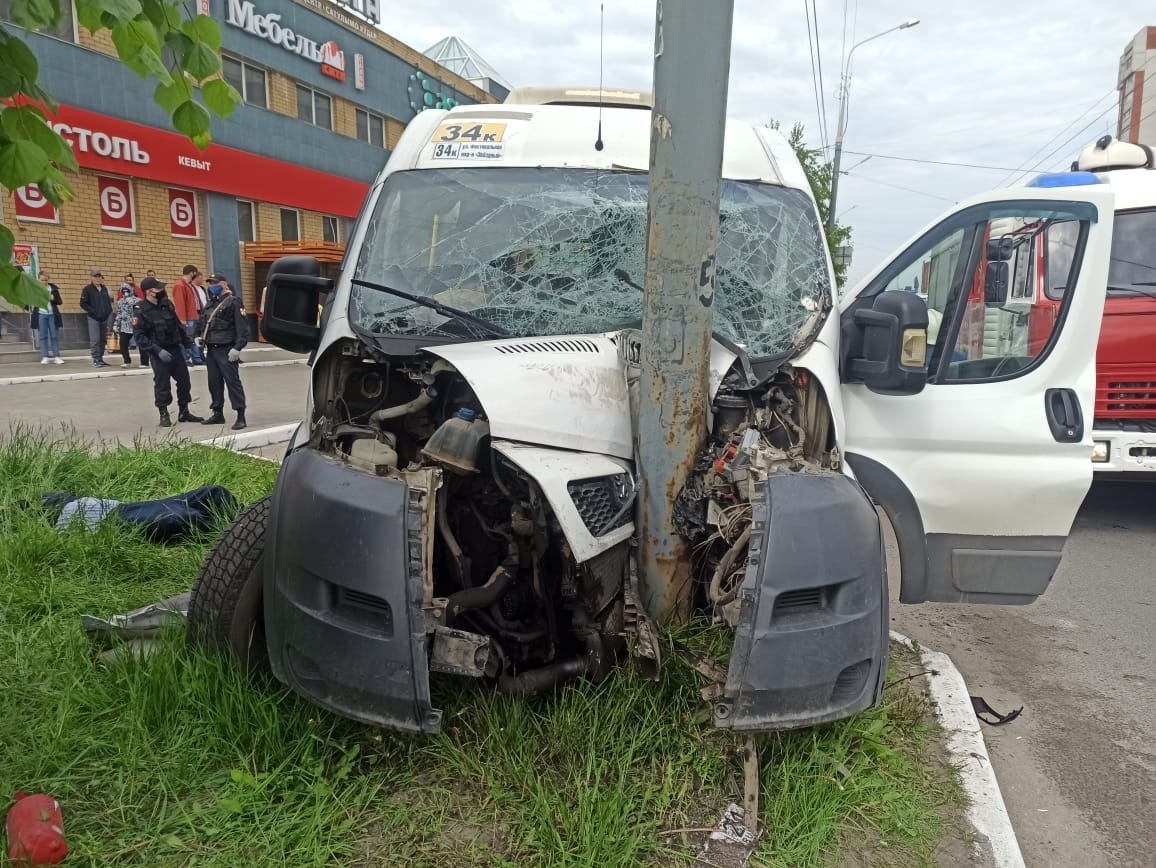 В аварии с маршрутным такси пострадало 3 человека