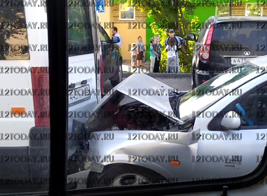 В Йошкар-Оле легковушка «въехала» в маршрутное такси
