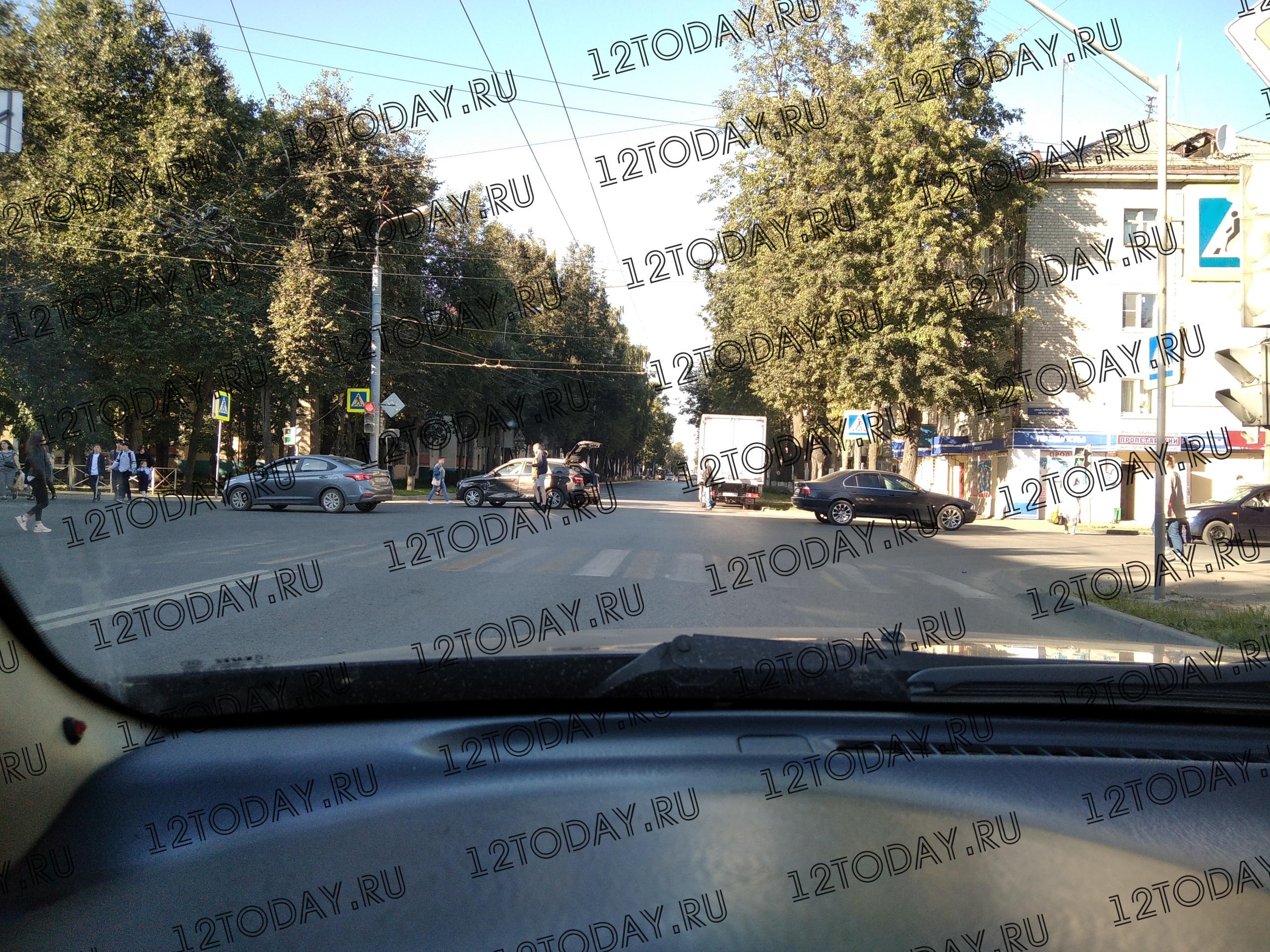 В Йошкар-Оле BMW и Lada не поделили дорогу