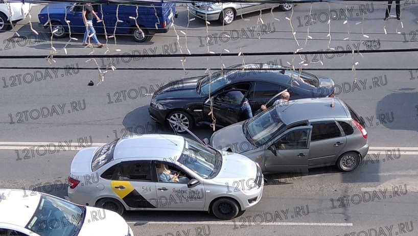 В Йошкар-Оле на улице Первомайской произошло ДТП с 4 автомобилями