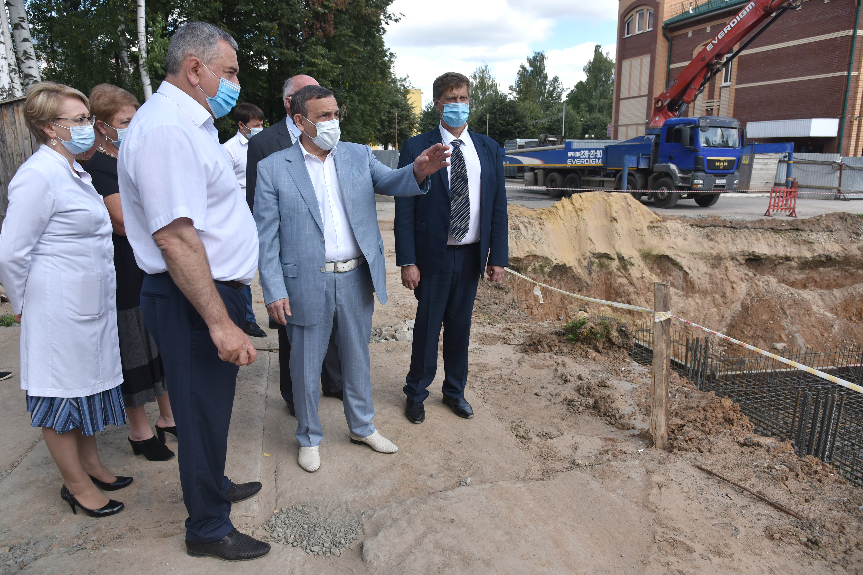 Глава Марий Эл Александр Евстифеев посетил строительную площадку Перинатального центра