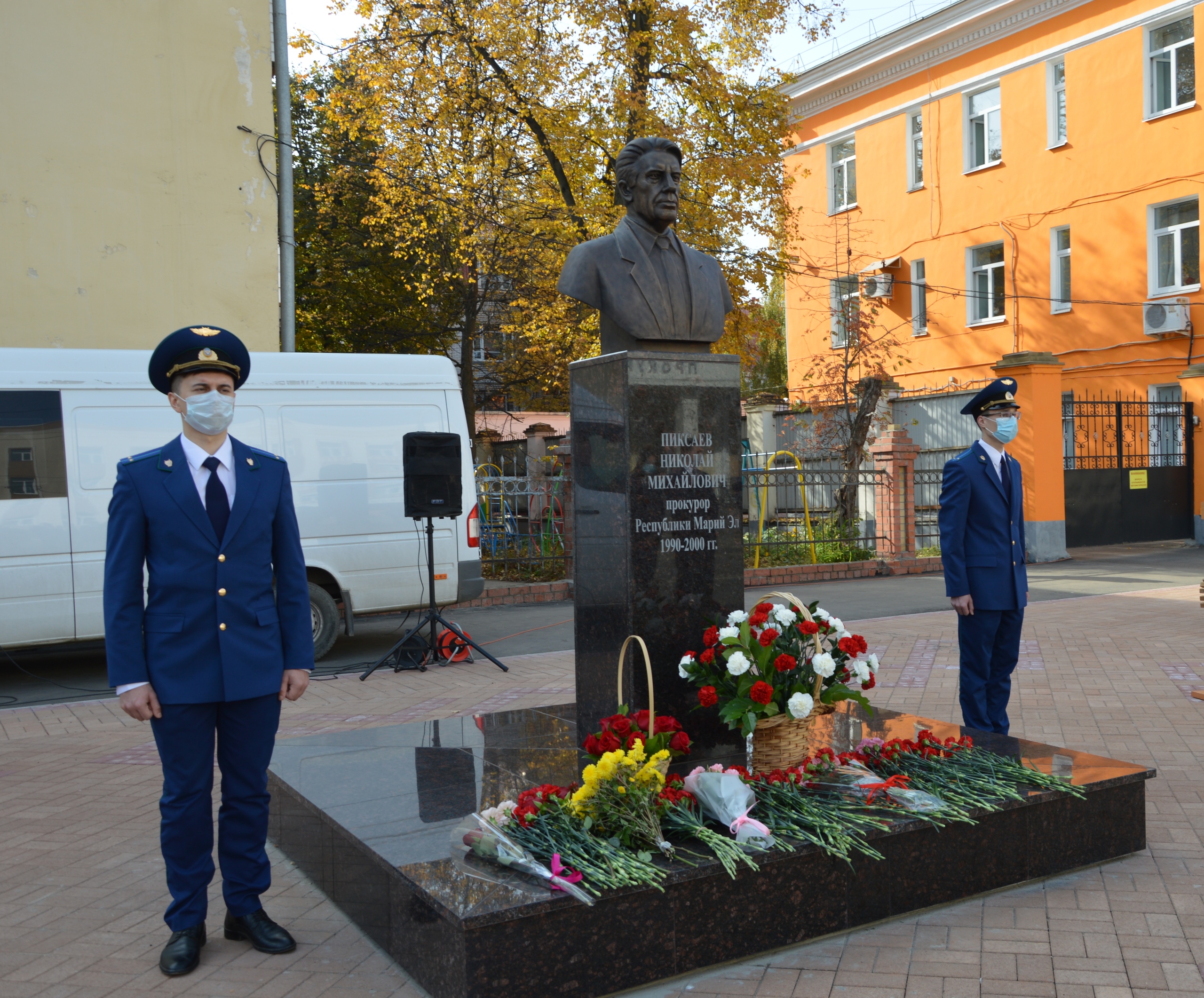 На улице Кремлевской установили бюст Николаю Михайловичу Пиксаеву.