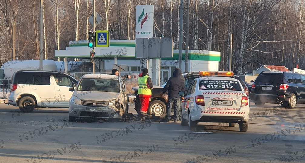 В Йошкар-Оле кроссовер Renault и легковой Renault не поделили дорогу