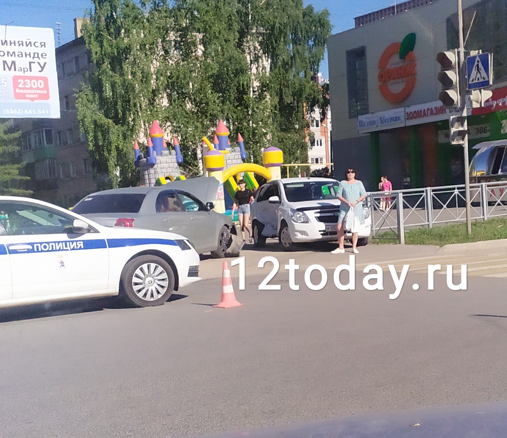В Йошкар-Оле, на перекрестке Красноармейской и Анциферова, иномарки не смогли разъехаться
